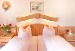 Postel nebo postele na pokoji v ubytování Hotel Gasthof Neuwirt