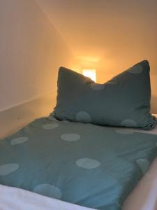 uma cama com uma almofada em cima em Ferienwohnung Munchen em Vaterstetten