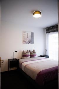 um quarto com uma cama e uma janela em Balcons sur Seine - Vernon Giverny em Vernon