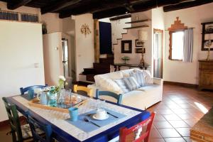 salon ze stołem i kanapą w obiekcie Sui tetti del borgo w mieście Capranica
