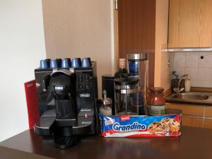 eine Kaffeemaschine und eine Tüte Chips auf dem Tresen in der Unterkunft großes Appartement mit Aussichtsbalkon in Ludwigsburg