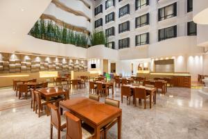 A restaurant or other place to eat at Holiday Inn Express Shenyang Golden Corridor, an IHG Hotel