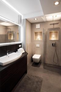 a bathroom with a sink and a shower and a toilet at SAXX Apartments "Goldberg Karree" in Hagen