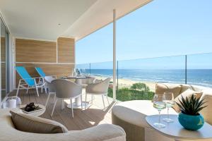 ein Wohnzimmer mit Meerblick in der Unterkunft Almar Jesolo Resort & Spa in Lido di Jesolo