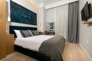 sypialnia z dużym łóżkiem i telewizorem w obiekcie Harbour Residence Rooms w mieście Rijeka