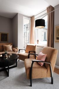 - un salon avec un canapé, des chaises et une table dans l'établissement SAXX Apartments "Goldberg Karree", à Hagen