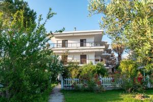 Vonkajšia záhrada v ubytovaní Dimi Seafront Apartment by Rentals Pro Services - Nea Moudania