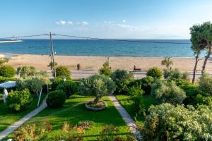 a garden with a view of the beach at Dimi Seafront Apartment by Rentals Pro Services - Nea Moudania in Nea Moudania