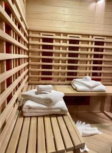una stanza con asciugamani seduti su una panca di legno di Hotel Lago a Torno