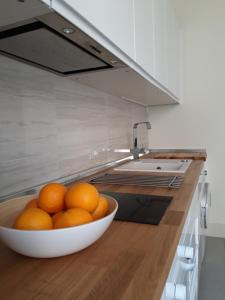 a bowl of oranges on a counter in a kitchen at Appartamento Tergesteo in Trieste
