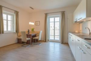 A kitchen or kitchenette at Mairhof