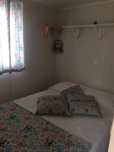 1 dormitorio con 2 almohadas en Casa no Monte Ninho das Perdizes perto Cercal do Alentejo, en Vale de Água