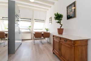阿姆斯特丹的住宿－Central Rooftop Terrace Guest Suite，厨房配有木制橱柜和桌子