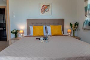 Ένα ή περισσότερα κρεβάτια σε δωμάτιο στο Dimi Seafront Apartment by Rentals Pro - Nea Moudania