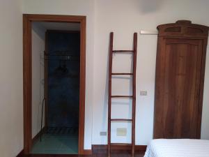 a room with a ladder next to a door at Il Bogno B&B in Lierna