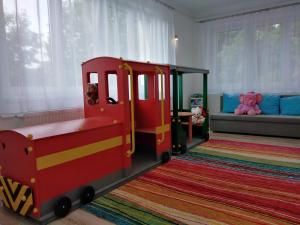 ein Kinderzimmer mit einem Spielzeugzug in einem Zimmer in der Unterkunft Diana Panzió in Mátrafüred