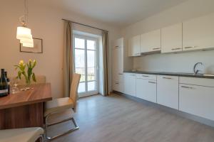 A kitchen or kitchenette at Mairhof