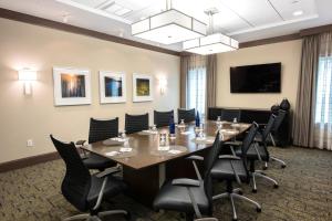 アルバニーにあるStaybridge Suites Albany Wolf Rd-Colonie Center by IHGの大きなテーブルと椅子のある会議室 +37枚の写真