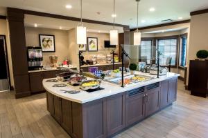 アルバニーにあるStaybridge Suites Albany Wolf Rd-Colonie Center by IHGの大きな島を持つキッチン