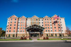 アルバニーにあるStaybridge Suites Albany Wolf Rd-Colonie Center by IHGの大きな建物
