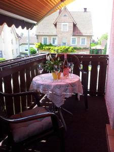 ランゲナルゲンにあるMichael & Christineのテーブルと椅子、バルコニー(テーブル、花付)
