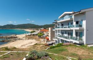 un edificio con vista sulla spiaggia di Almare Seaside Studios & Suites - Sarti Sithonia a Sárti