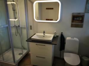 Ένα μπάνιο στο B&B STRANDHUSET