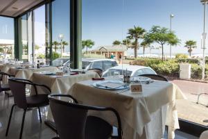 A restaurant or other place to eat at Hotel Brig Még 17 kép