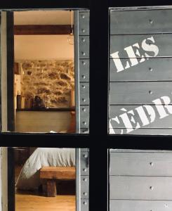 vistas a través de una ventana de un dormitorio en La Blanchisserie en Le Puy-Saint-Bonnet