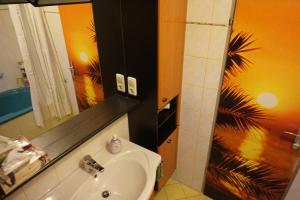 een badkamer met een wastafel en een spiegel bij Ferienwohnung Daniela in Bad Aussee
