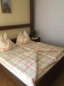 Rúm í herbergi á Appartements Caroline