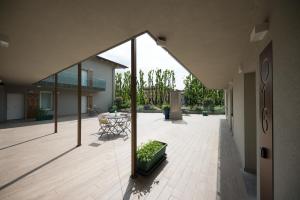 une terrasse ouverte avec une table et des chaises dans une maison dans l'établissement Hotel Marelet, à Treviglio