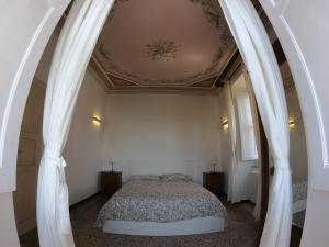 um quarto com uma cama e um tecto arqueado em La Scialuppa em Camogli