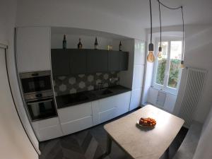 uma cozinha com uma mesa e uma bancada em La Scialuppa em Camogli