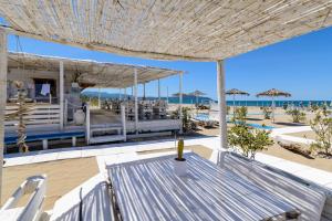 Blick auf den Strand von der Terrasse eines Strandhauses in der Unterkunft Hotel Mandetta - Adults Only in Paestum