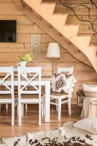 Posedenie v ubytovaní Domki w Białce WOODHOUSE- basen, sauna, jacuzzi