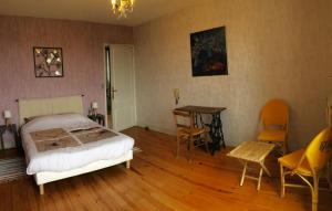 聖讓－安格伊的住宿－La Maison Blanche，卧室配有一张床和一张桌子及椅子