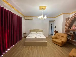 Postel nebo postele na pokoji v ubytování Ksamil Central Park Hotel