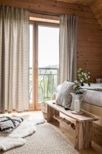 Posteľ alebo postele v izbe v ubytovaní Domki w Białce WOODHOUSE- basen, sauna, jacuzzi