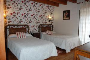 A bed or beds in a room at HOTEL RURAL EL DENARIO