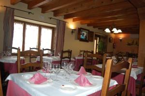A restaurant or other place to eat at HOTEL RURAL EL DENARIO