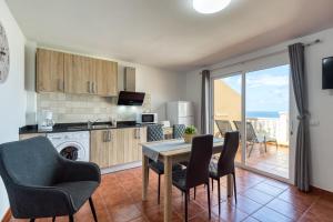 cocina y comedor con mesa y sillas en Costa Verde - Nature Views Terrace - Parking, en Trapiche