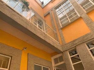 een appartementencomplex met ramen en een balkon bij La Histórica CDMX in Mexico-Stad