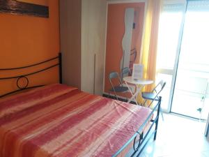 - une chambre avec un lit, une table et des chaises dans l'établissement B&B Panorama Cagliari, à Cagliari