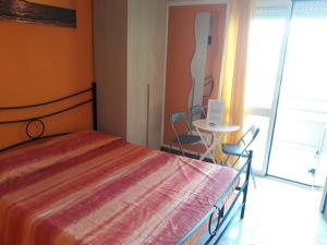 Un dormitorio con una cama y una mesa y sillas. en B&B Panorama Cagliari, en Cagliari