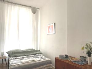 a bedroom with a bed and a window at Apartament Hygge Monte Cassino 4 in Szczecin