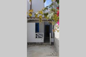 an entrance to a white building with a door at Il Cortiletto su levanzo in Favignana