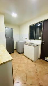 La salle de bains est pourvue d'une baignoire, d'un évier et d'un réfrigérateur. dans l'établissement Cabañas Del Maule II, à Talca