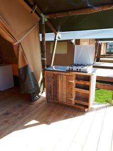 Kuchyň nebo kuchyňský kout v ubytování Camping Oos Heem