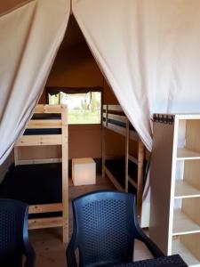 a room with a tent with two bunk beds at Camping Oos Heem in Montenau